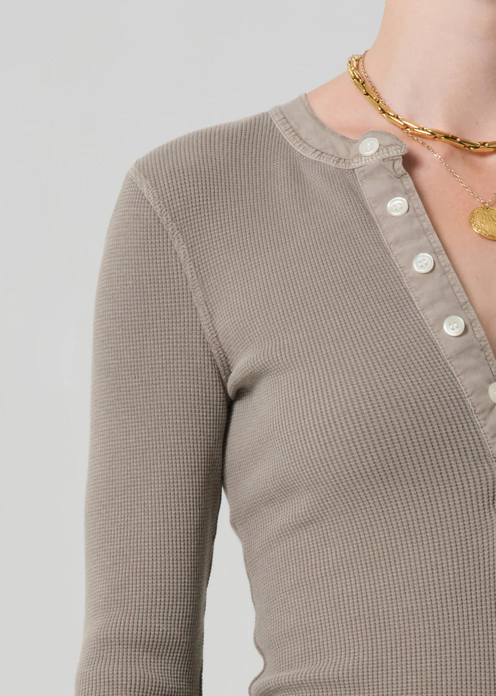 Drea Waffle Henley in Bezal
