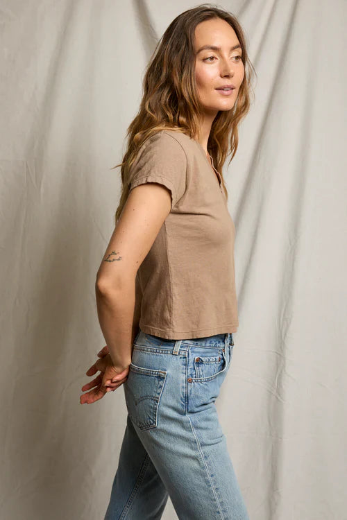 Alanis Tee in Mocha