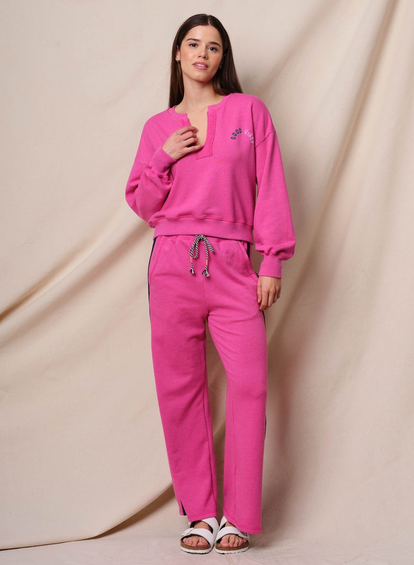 Split Neck Sweatshirt Good Vibes in Fuchsia